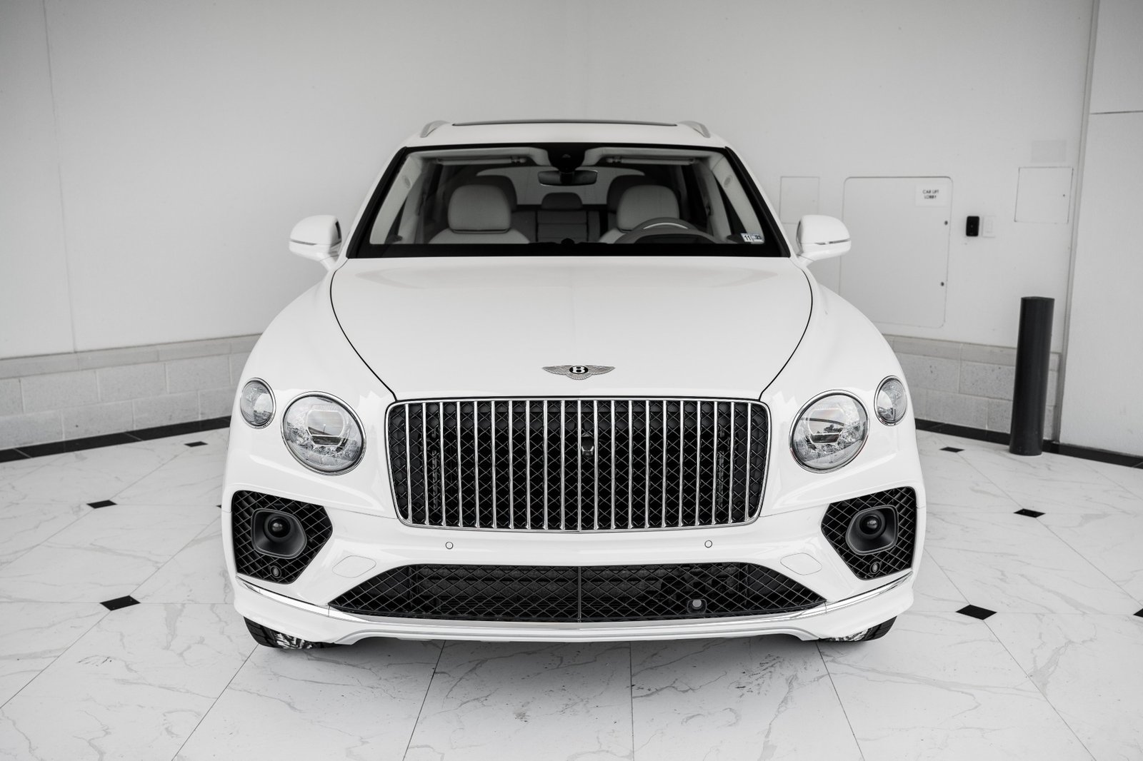 2023 BENTLEY BENTAYGA EWB V8 (2)