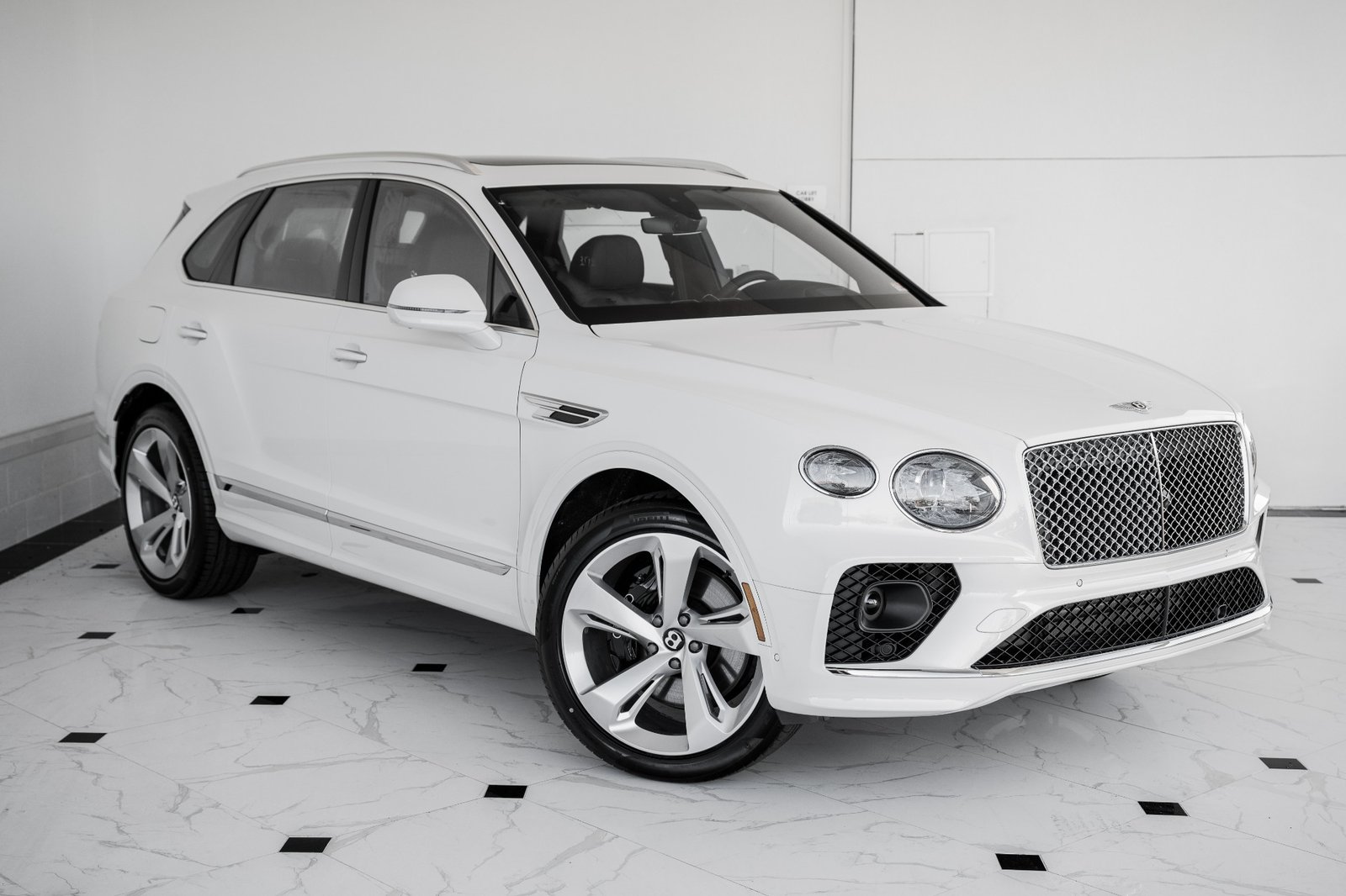 2023 BENTLEY BENTAYGA V8 (1)