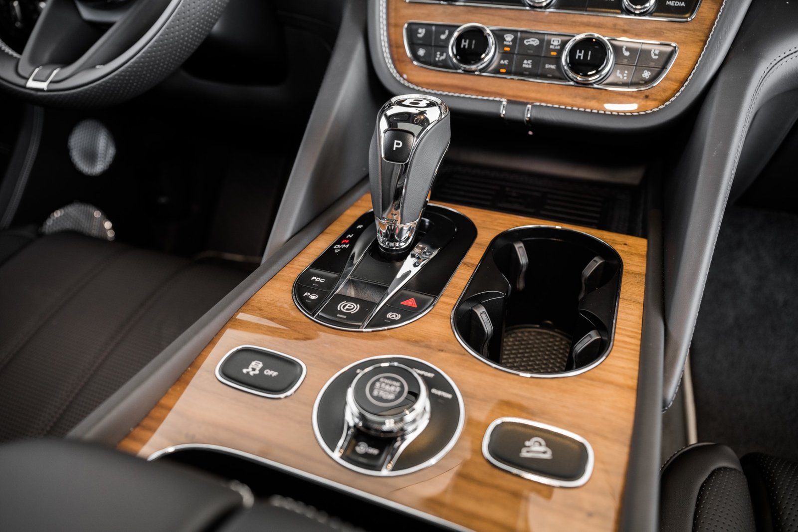 2023 BENTLEY BENTAYGA V8 (30)