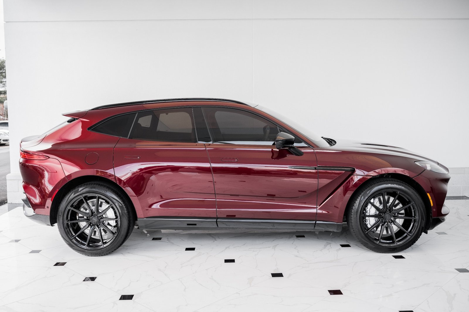 Used-2021-Aston-Martin-DBX-550 (4)