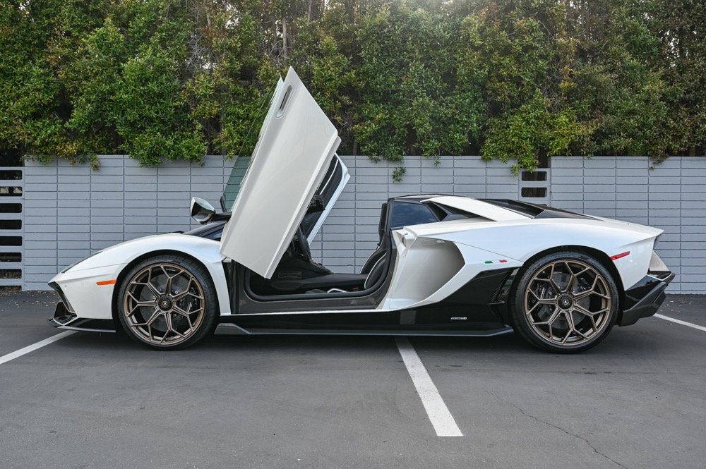 Used 2022 Lamborghini Aventador Ultimae (14)