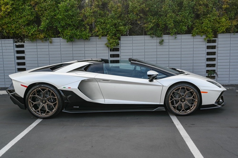 Used 2022 Lamborghini Aventador Ultimae (17)