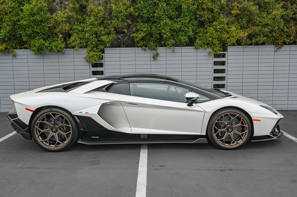 Used 2022 Lamborghini Aventador Ultimae (24)