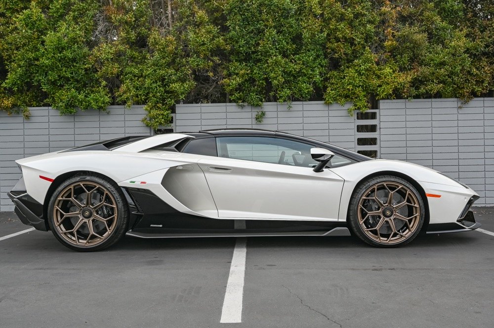 Used 2022 Lamborghini Aventador Ultimae (25)