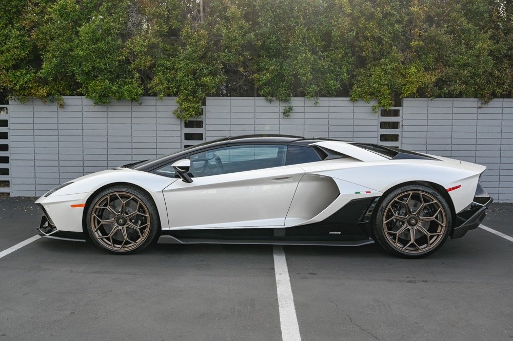 Used 2022 Lamborghini Aventador Ultimae (32)